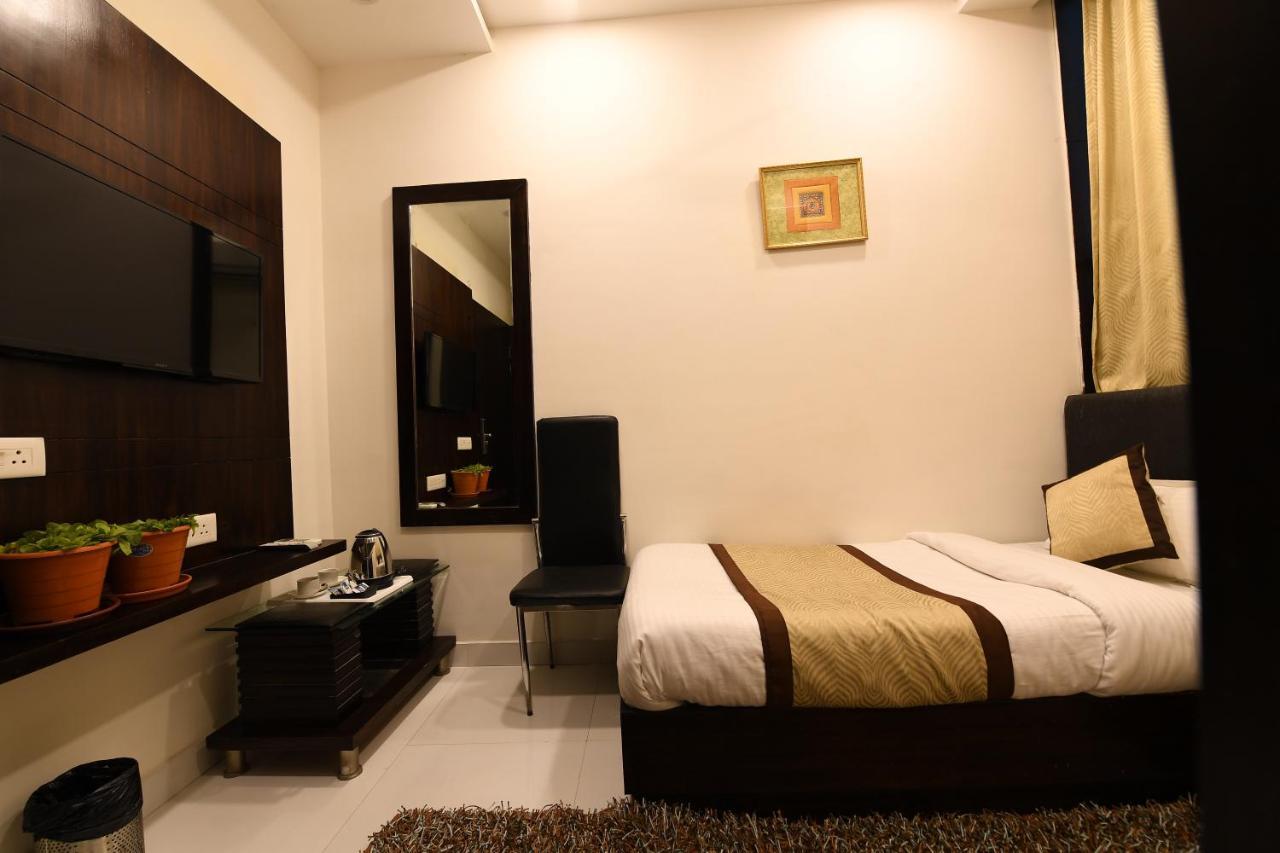 Madhav Muskan Residency Mathura Esterno foto