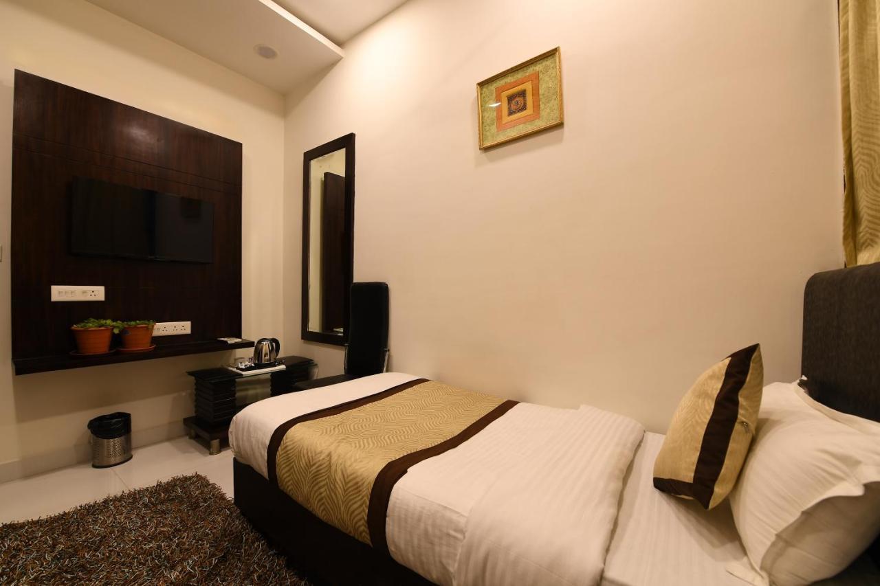Madhav Muskan Residency Mathura Esterno foto